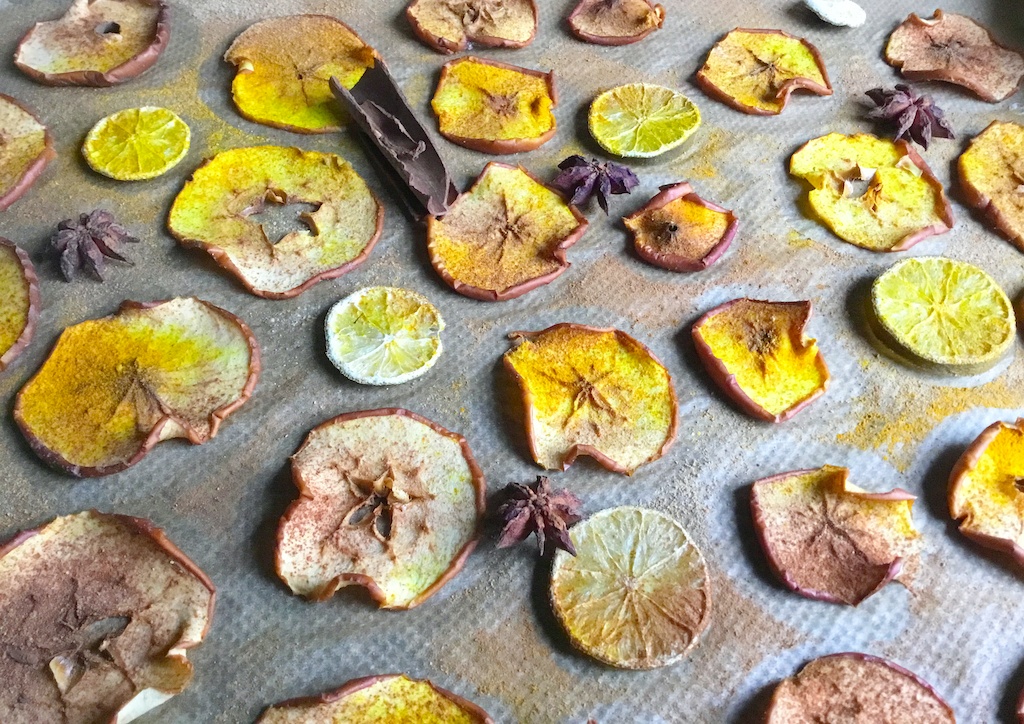 dried apples or apple crisps