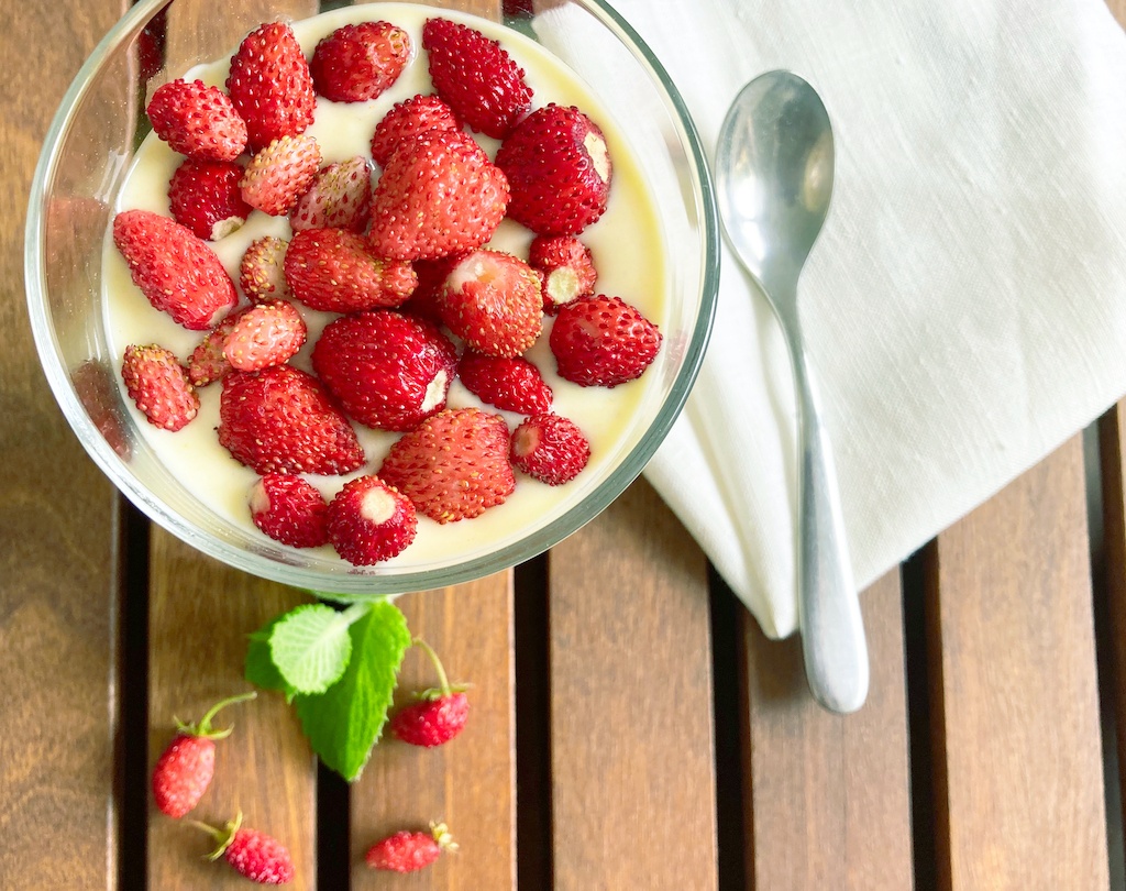 oats with spiced yoghurt and wild strawberries flat lay