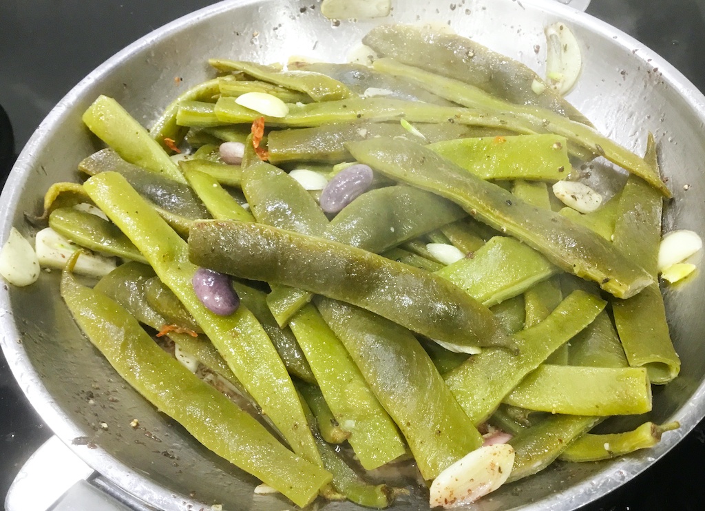 garlicky runner beans on the frying pan