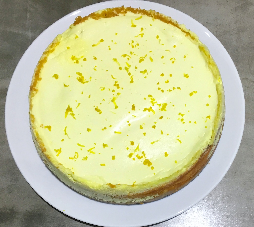 vanilla cheesecake before cutting