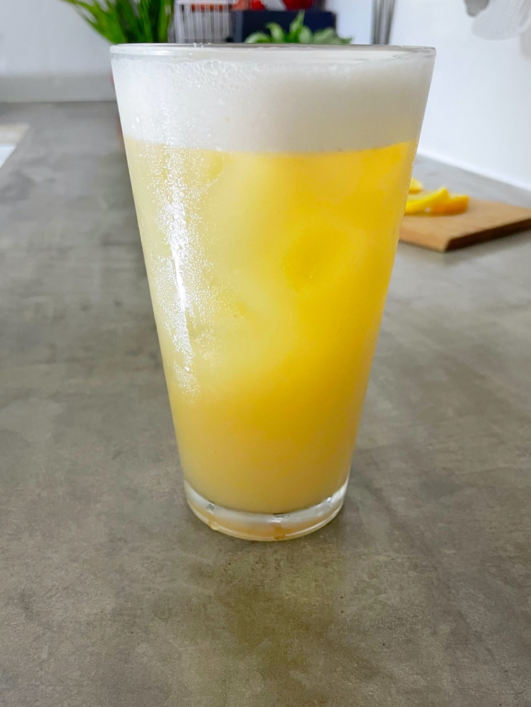 whiskey sour in a serving glass seen from the front